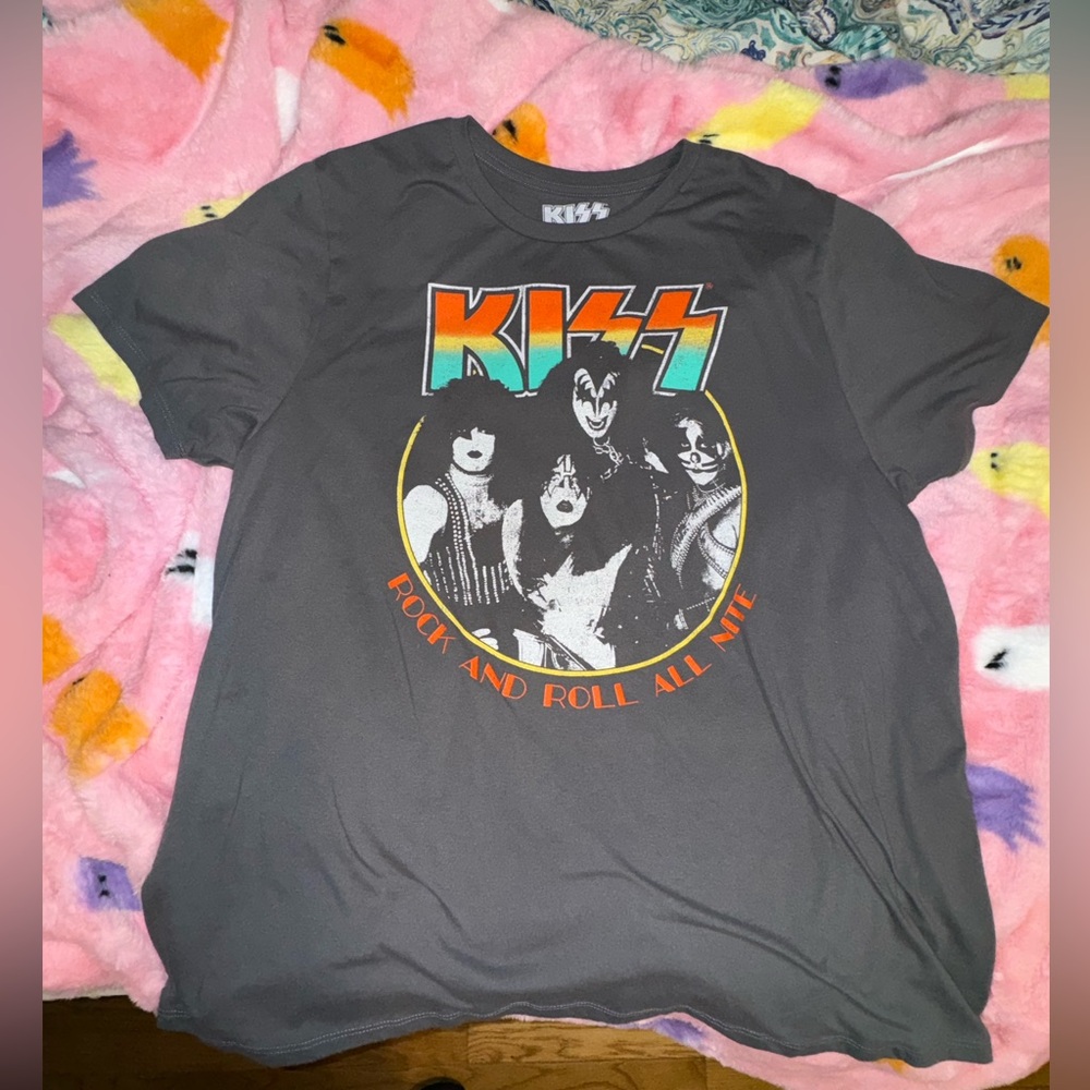 Kiss graphic tee